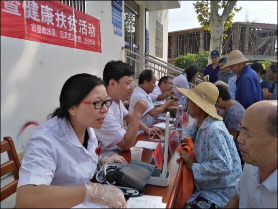 法治宣讲暖人心，扶贫义诊为群众，民革安庆市委联合市委政法委、市法学会开展“扶贫日”活动