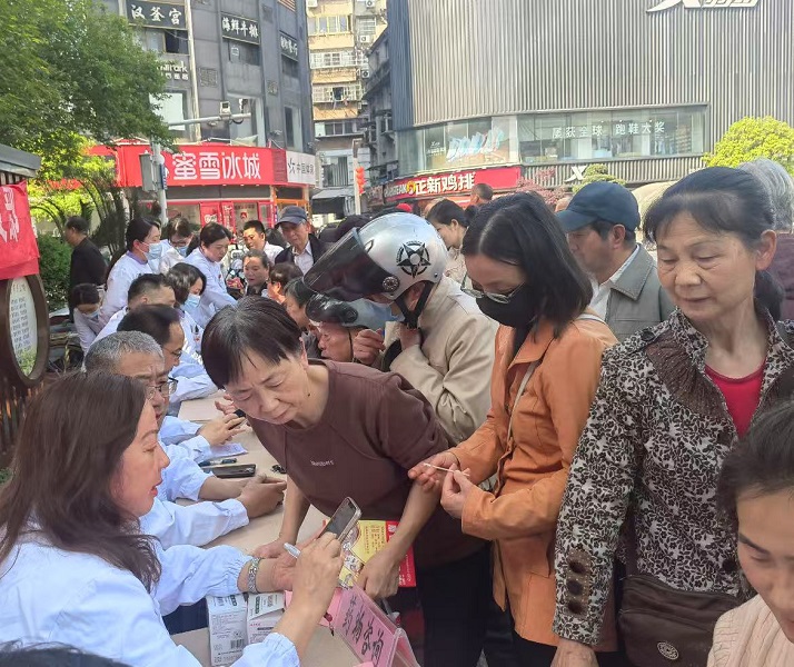 1744234494632007.jpg 4.8民革安庆市八支部开展“博爱·牵手”健康义诊进社区活动00.jpg