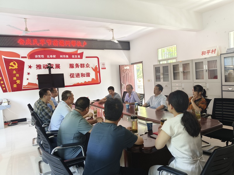 1749021343129486.jpg 与困难群众座谈交流 .jpg