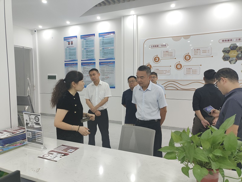 调研组在迎江区炮营山社区考察“宜调六尺巷”矛盾纠纷调解平台的智能化应用情况00.jpg