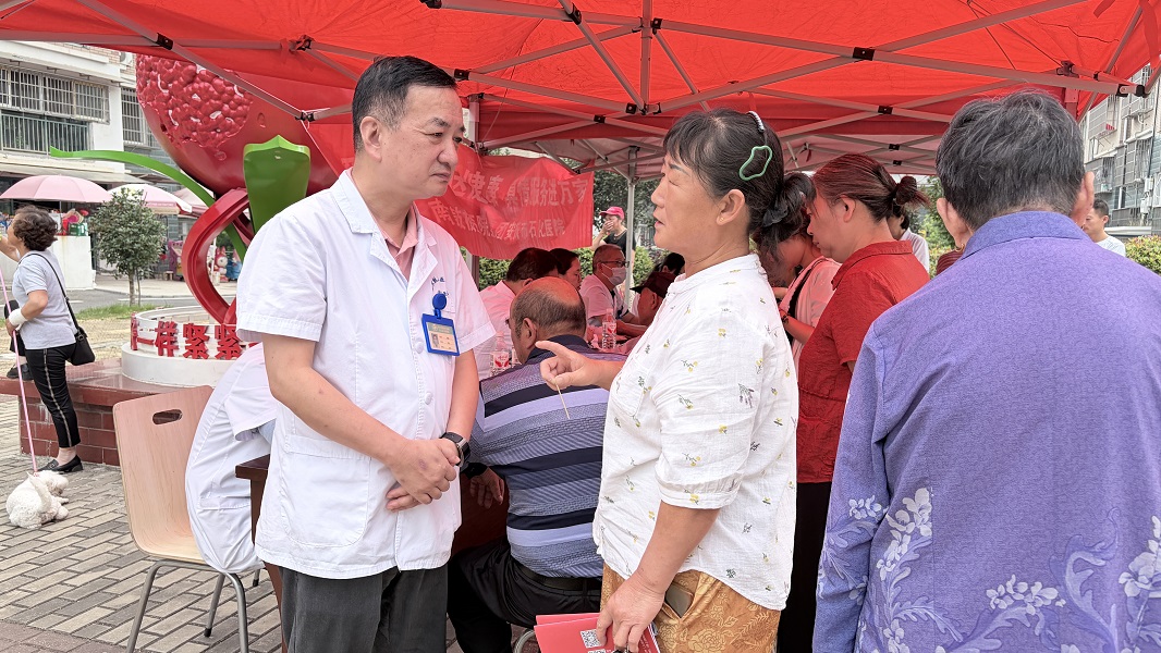 义诊暖心进社区 健康服务惠老人 ——民革党员走进茅岭佳苑社区开展公益义诊