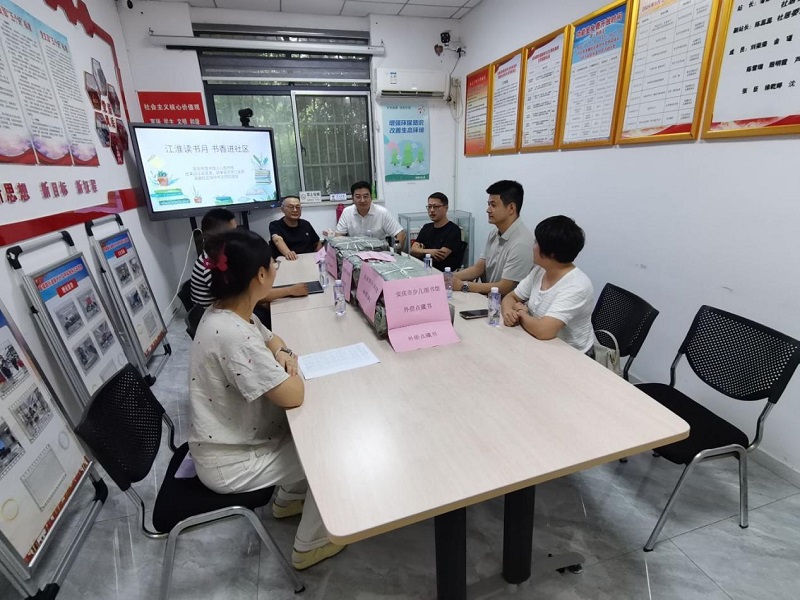 民革安庆市二支部联合市少儿图书馆开展“江淮读书月、书香进社区”特色 社会服务活动
